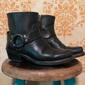FRYE Short Black Leather Ankle Harness Boot Zipper Bootie Brass Ring Sz 7